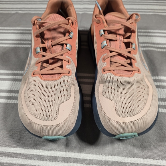Stylish Coral and Beige Sneakers - Picture 1 of 7